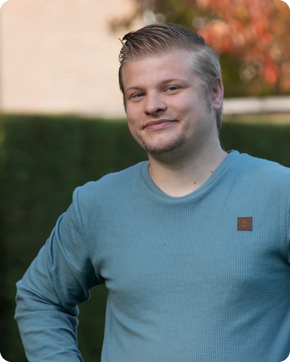 Portret van Youri van Hogeloon, full-stack developer, online bekend als Ven0mFrost